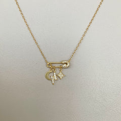 Collar imperdible con dijes en plata 925 bañado en oro 18k