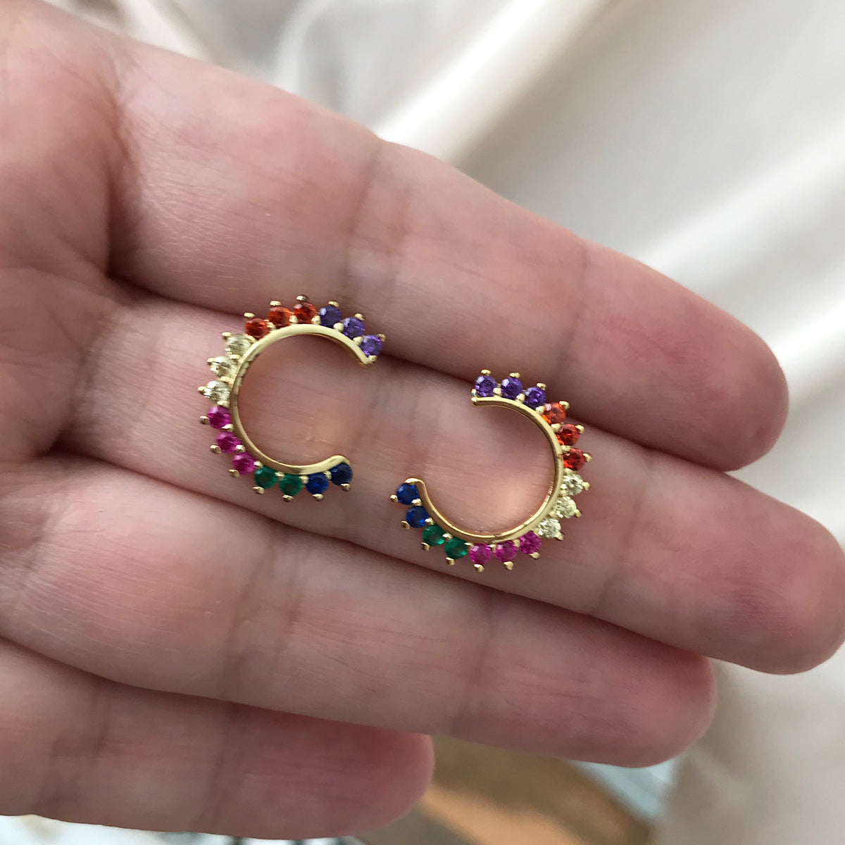 Aretes círculo abierto plata 925 bañada en oro 18k con circones multicolor