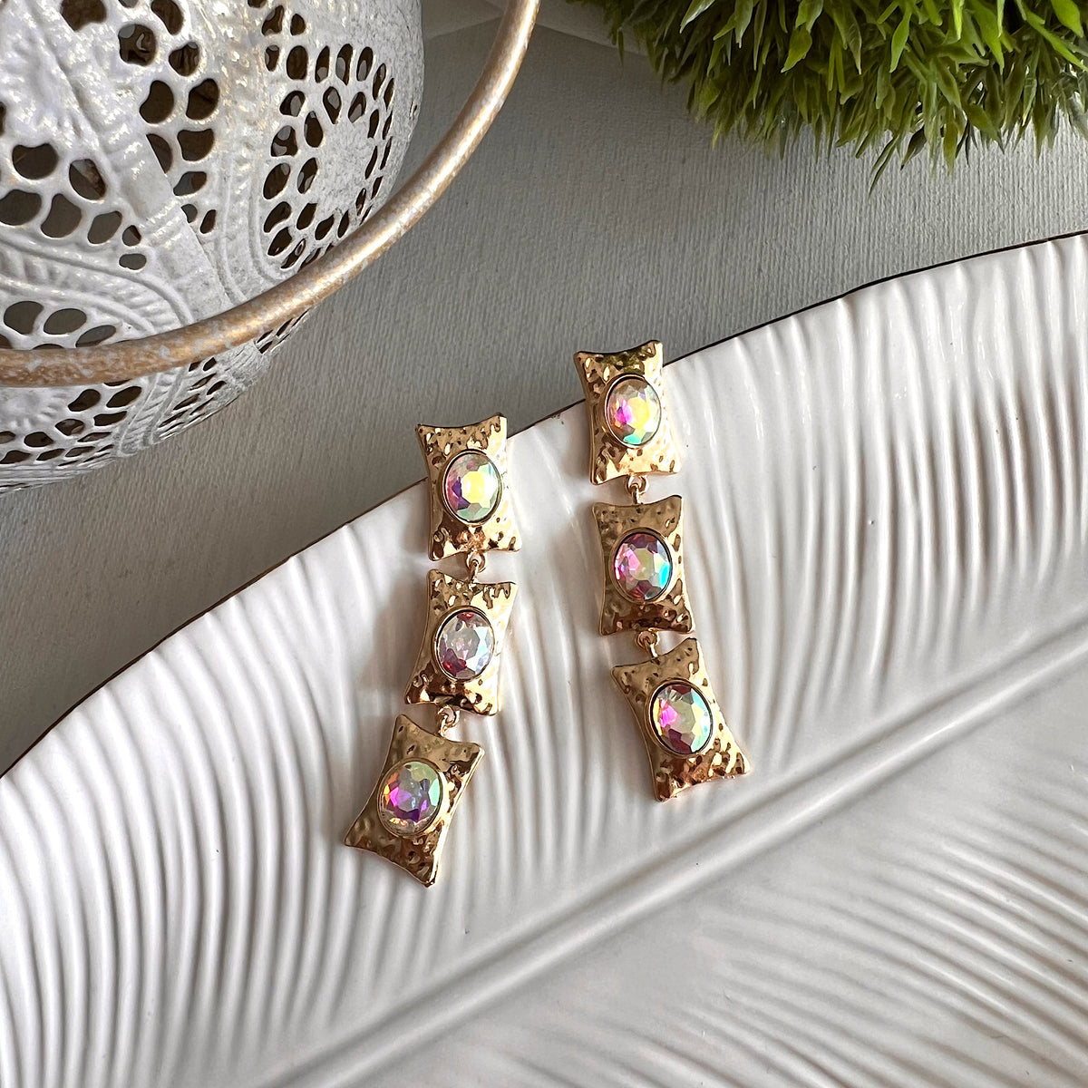 Aretes Marcela dorados con piedra facetada