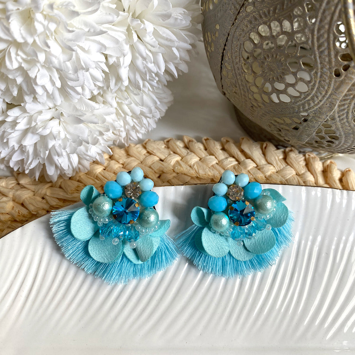 Aretes Mireia,  bordados a Mano color plateado celeste