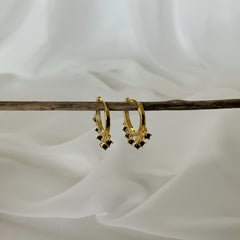 Mini argollas lluvia de circones negros en plata 925 bañado en oro 18k