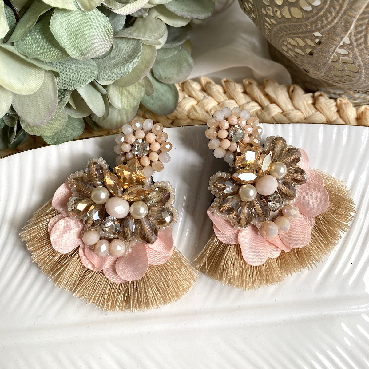 Aretes Uma,  bordados a Mano color nude