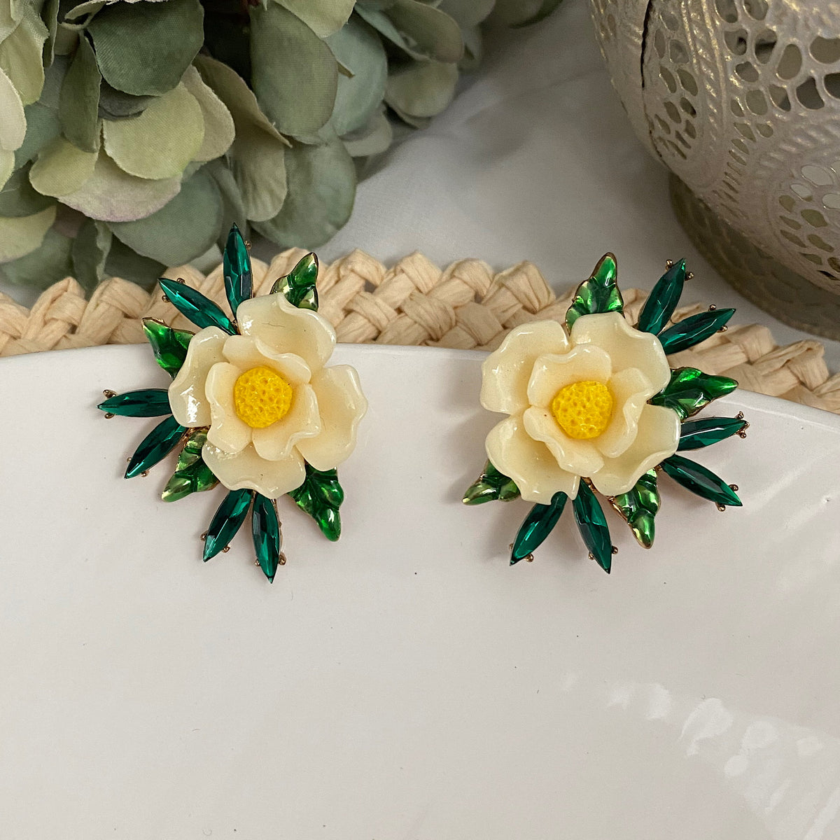 Arete flor hueso con circones verdes