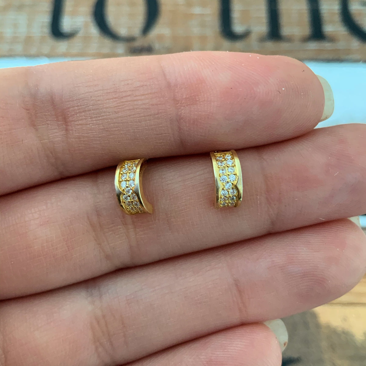 Mini aretes media argolla con diseño de corchetes y circones en plata 925 enchapada en oro 18k