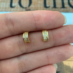 Mini aretes media argolla con diseño de corchetes y circones en plata 925 enchapada en oro 18k