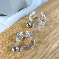 Aretes argollas Delfina  clear, acrílico transparente, blanco
