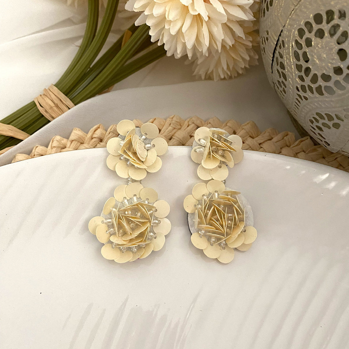 Aretes lentejuelas hueso beige