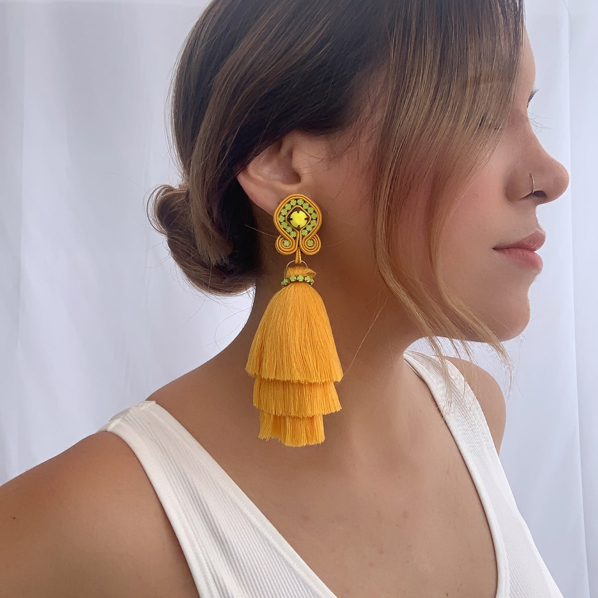 Aretes chandelier mostaza