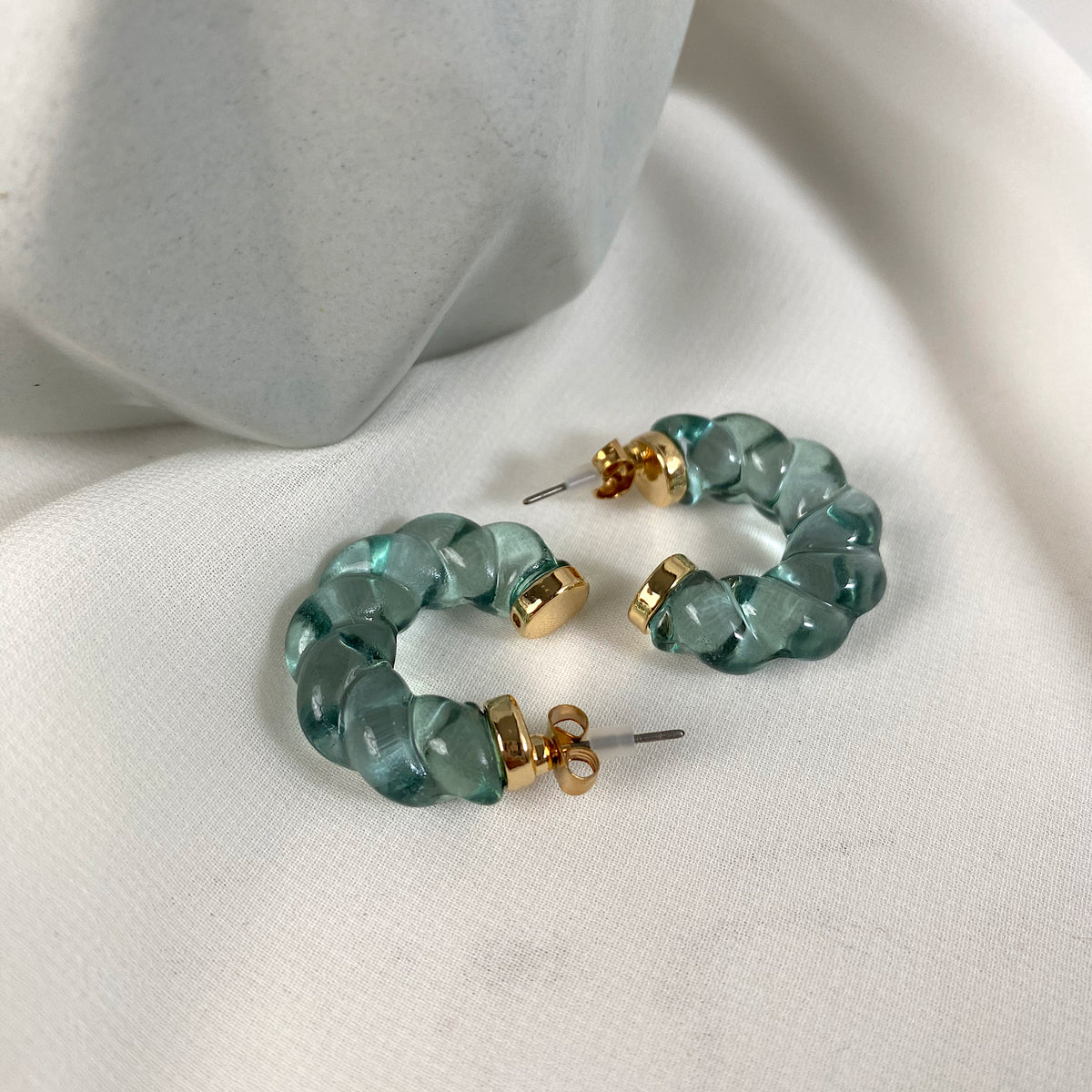 Aretes argollas acrílicas twist celeste