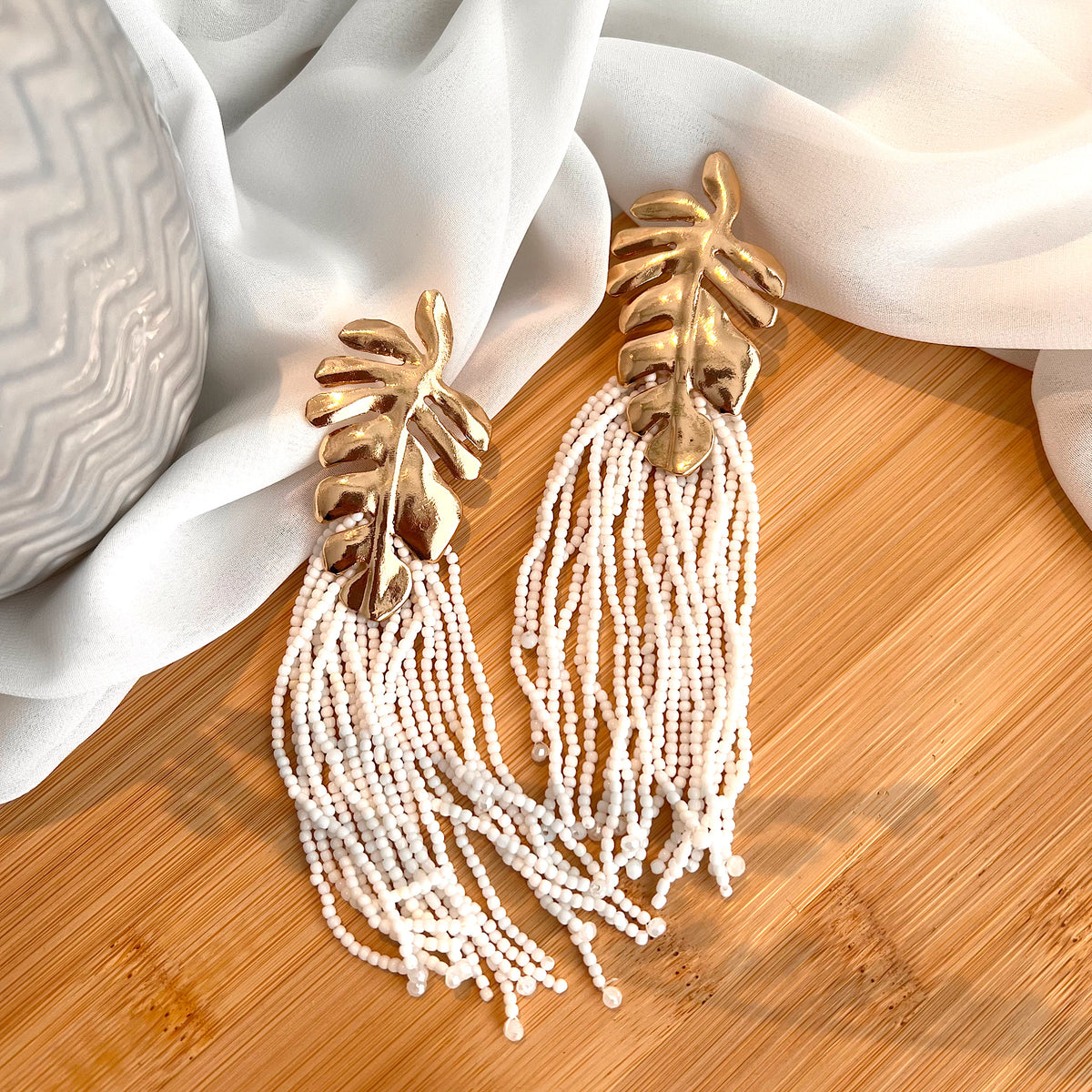 Aretes palma fringe mostacilla blanca