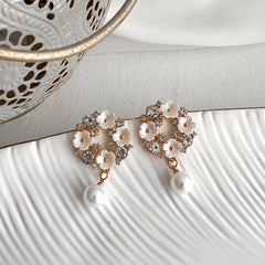 Aretes little flowers nacar, perla, hueso, nude