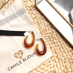 Aretes argollas acrílicas tipo gota abierta marrón carey