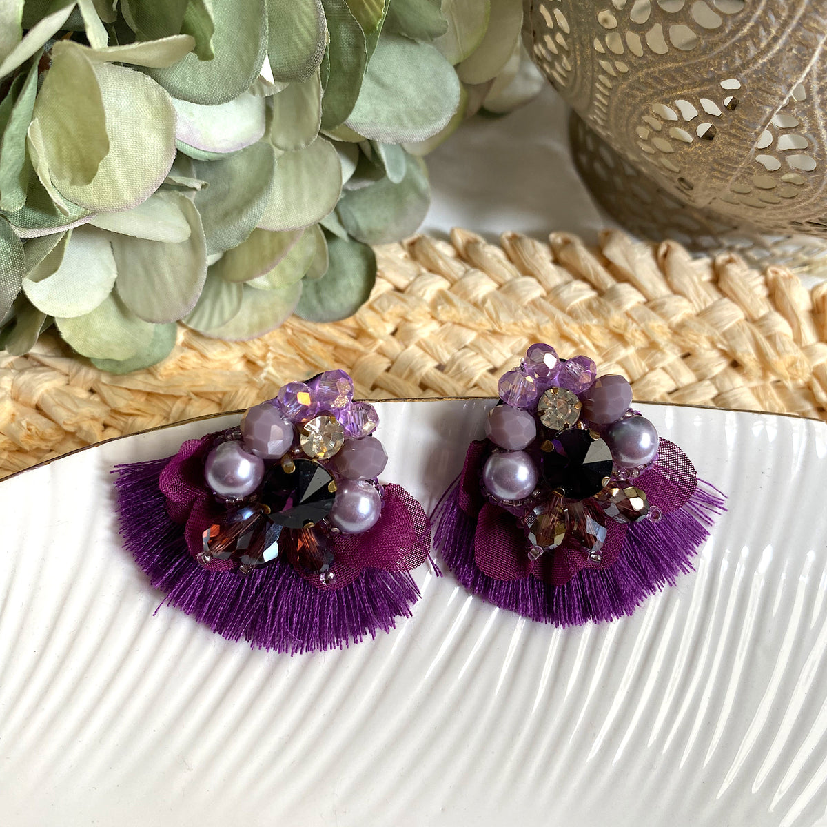 Aretes Mireia,  bordados a Mano color morado lila