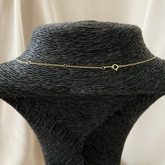 Collar Penélope con tres dijes enchado en oro 18k