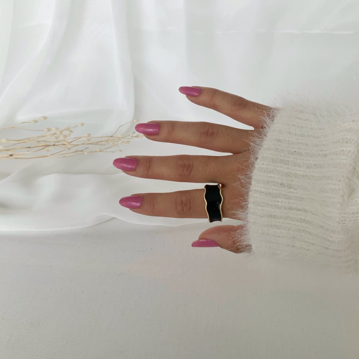 Anillo ondulando negro en plata 925 bañado en oro 18k