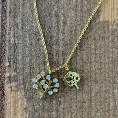 Collar Forest con dijes de árboles enchapado en oro 18k