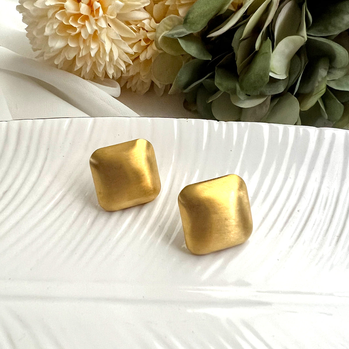 Aretes botón cuadrado dorado