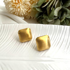 Aretes botón cuadrado dorado