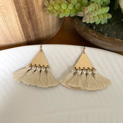 Aretes triangulo dorado con borlas beige