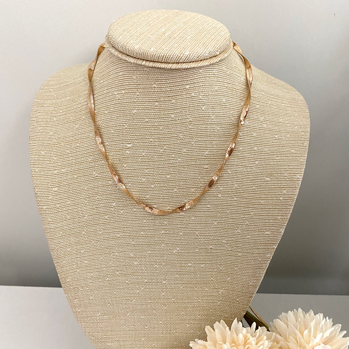 Collar snake ondeado dorado