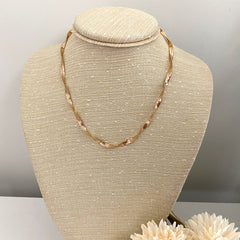 Collar snake ondeado dorado