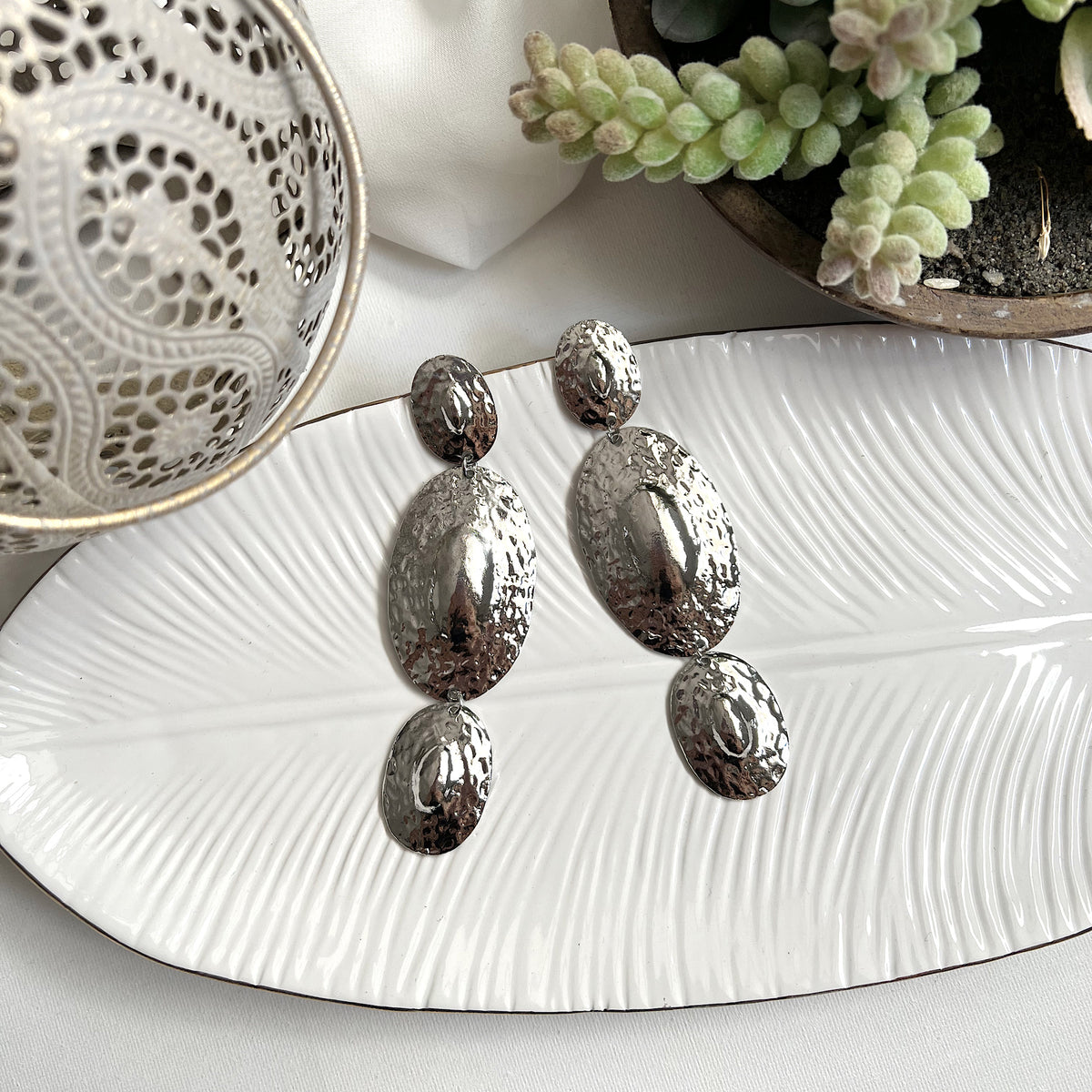 Aretes plateados acabado rústico