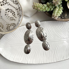 Aretes plateados acabado rústico