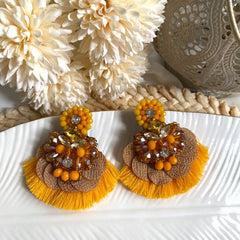 Aretes Uma,  bordados a Mano color amarillo mostaza