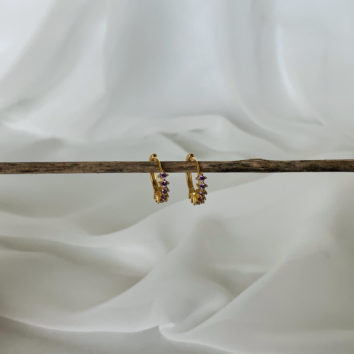 Mini argollas circones morados en plata 925 bañado en oro 18k