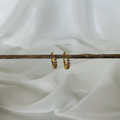 Mini argollas circones morados en plata 925 bañado en oro 18k