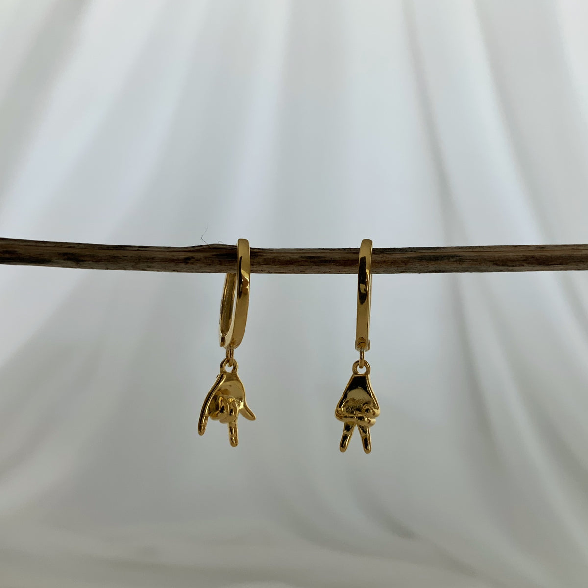 Mini argollas con manitos en plata 925 bañado en oro 18k