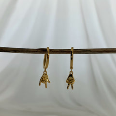 Mini argollas con manitos en plata 925 bañado en oro 18k