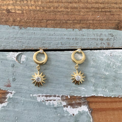 Mini argollas con dije de sol plata 925 enchapadas en oro 18k