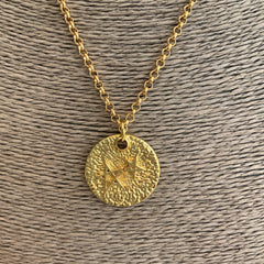 Collar con dije de moneda grabada enchapado en oro 18k