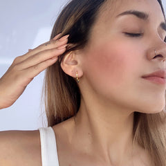 Mini argollas lluvia de circones negros en plata 925 bañado en oro 18k