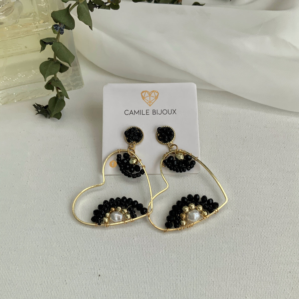 Aretes corazones de alambrismo negro