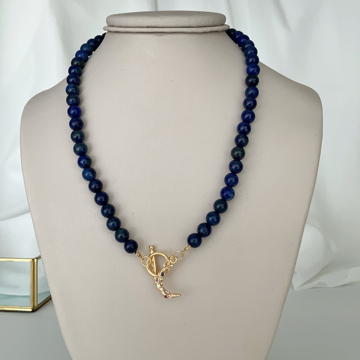 Collar media luna en piedra lápiz lazuli enchapado en oro 18k