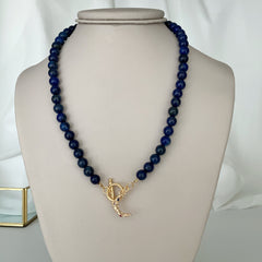 Collar media luna en piedra lápiz lazuli enchapado en oro 18k