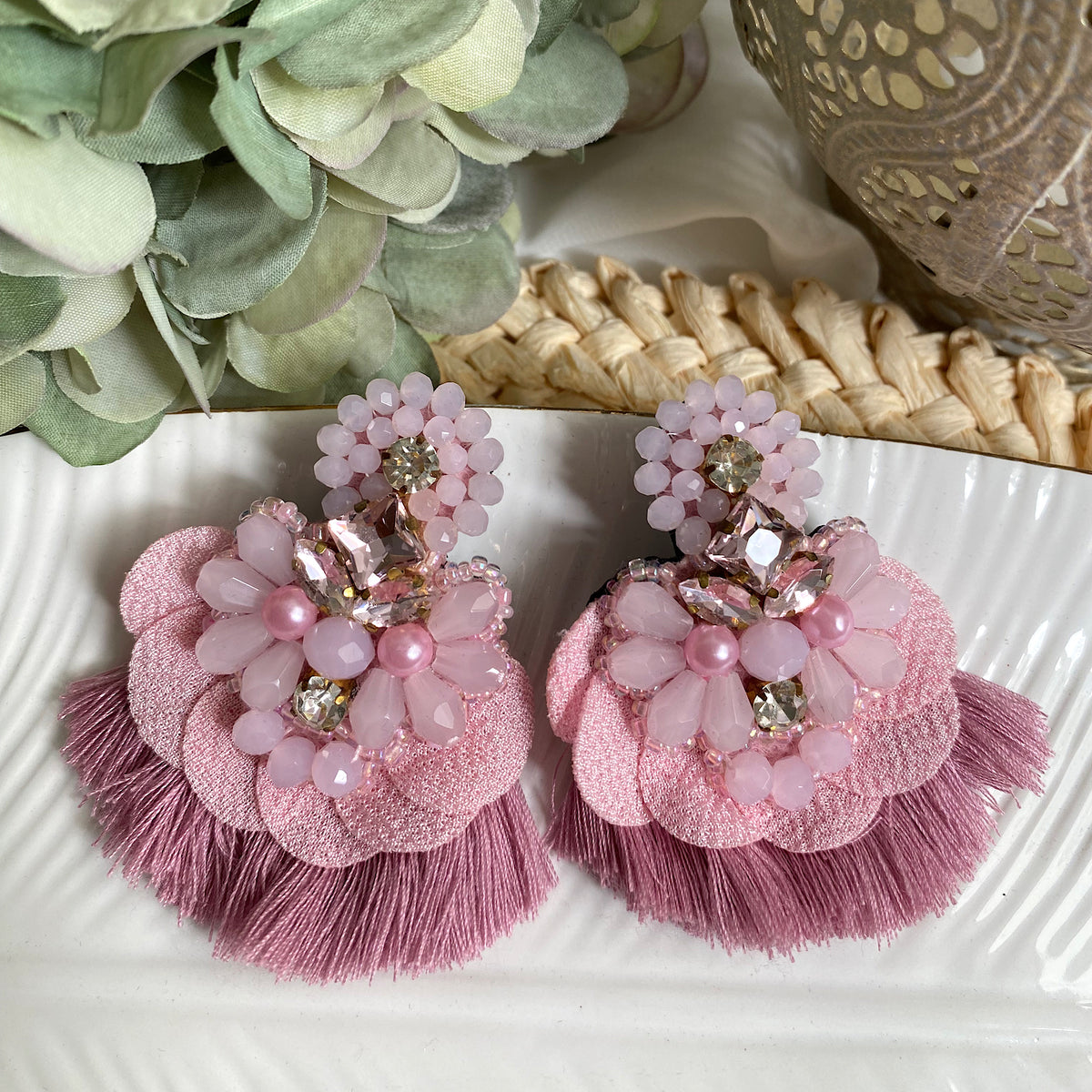 Aretes Uma,  bordados a Mano color palo rosa