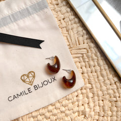 Aretes argollas acrílicas tipo gota mini abierta marrón carey