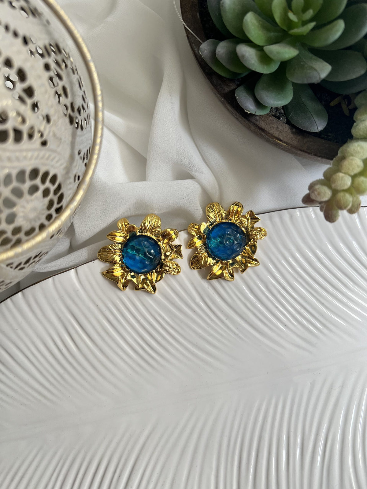 Aretes flor dorada piedra azul