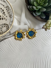 Aretes flor dorada piedra azul
