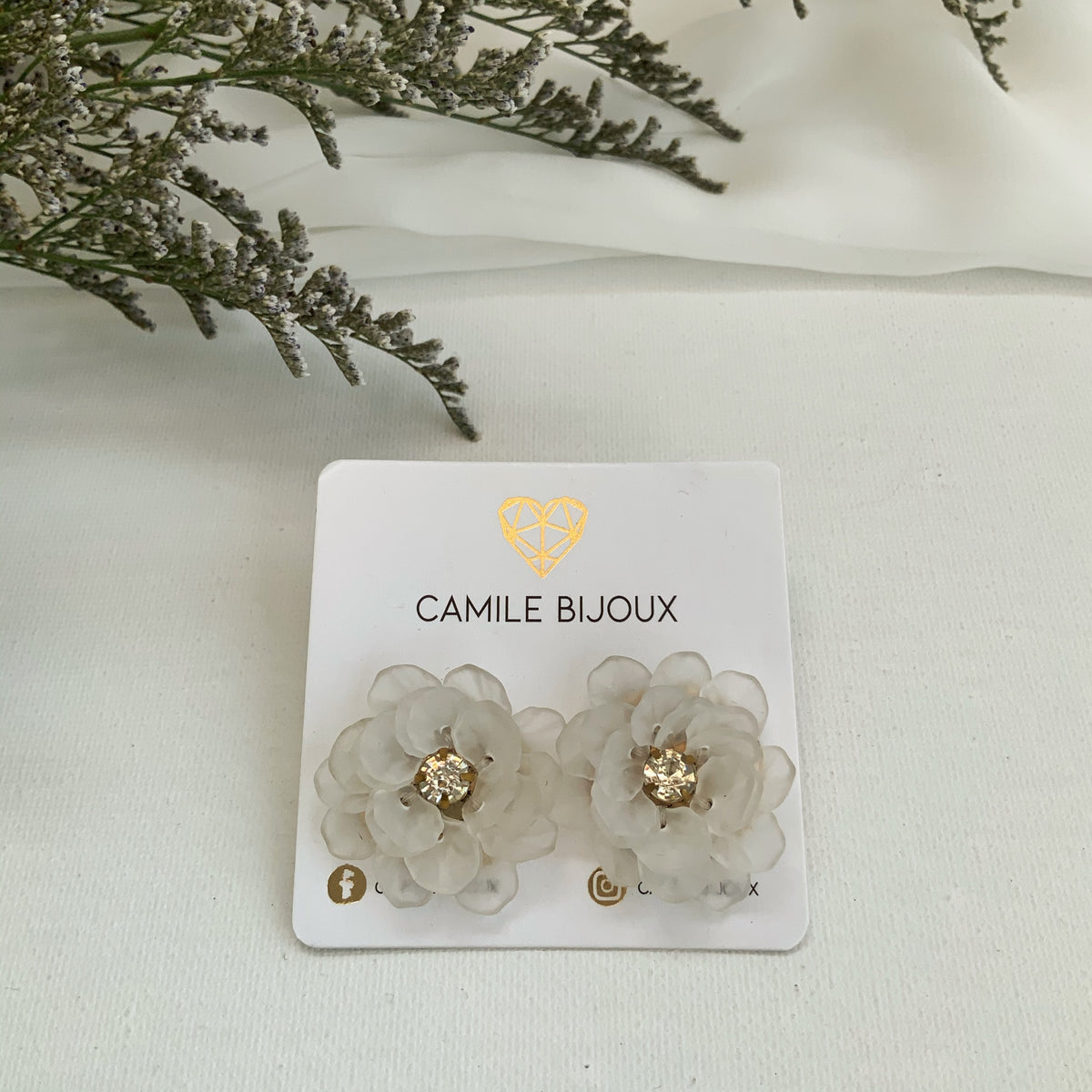 Mini aretes flores blancas