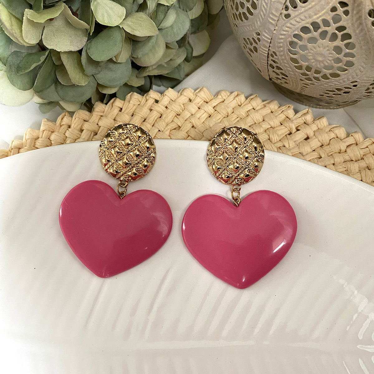 Aretes corazón acrilico fuccia