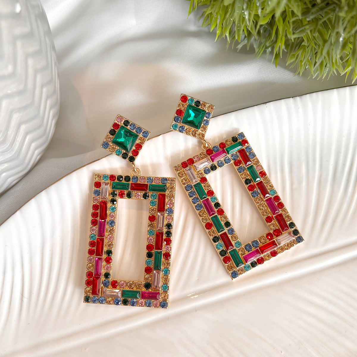 Aretes full cristales multicolor dorado, rojo, verde