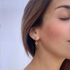 Mini argollas cruces barrocas en plata 925 bañado en oro 18k