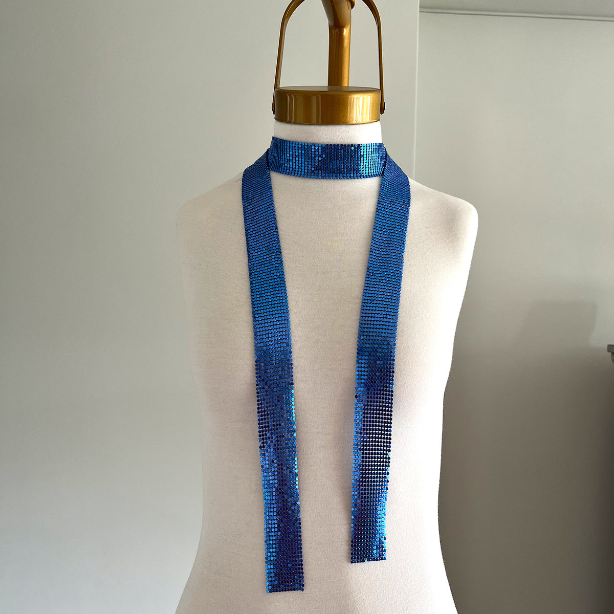 Collar bufanda malla metalica azul