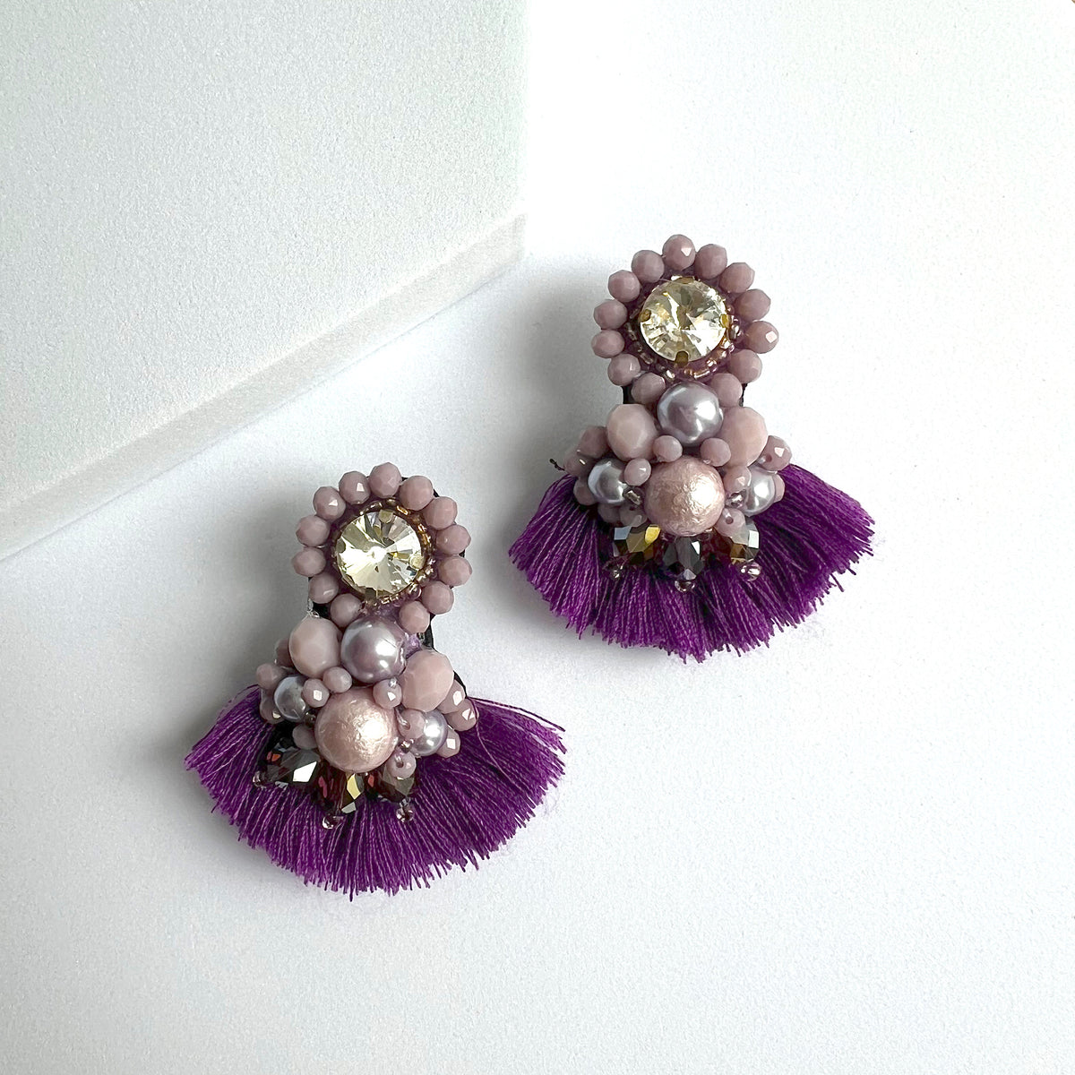 Aretes Odara,  bordados a mano lila morado