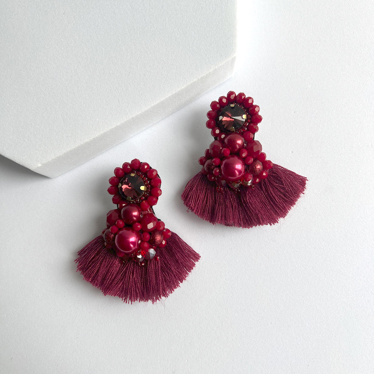 Aretes Odara,  bordados a mano rojo vino