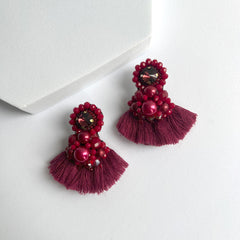 Aretes Odara,  bordados a mano rojo vino